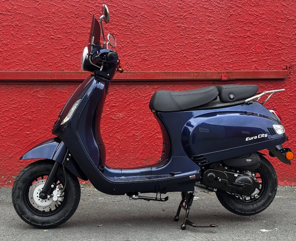 Euro City Motor Scooter Deluxe