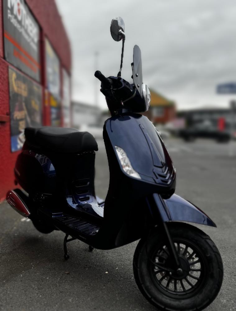 Euro City Motor Scooter Deluxe - Image 6