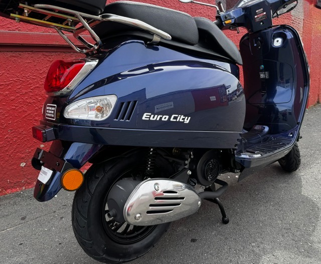 Euro City Motor Scooter Deluxe - Image 11