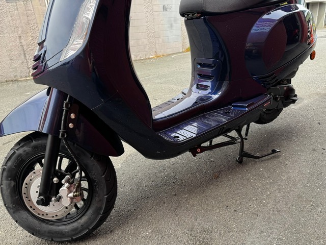 Euro City Motor Scooter Deluxe - Image 12